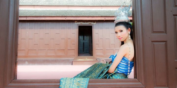 6 Good Reasons to Date a Foreigner Sharing Cultures and Language