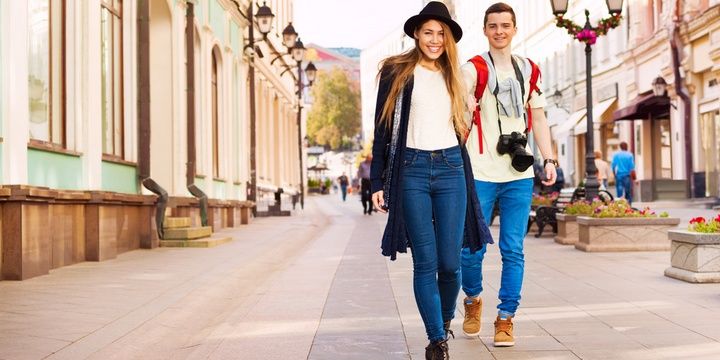 6 Reasons Why You Should Consider Dating a Travelling Girl she is a good conversationalist