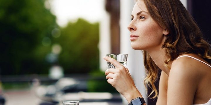 7 Safe Ways to Enjoy Unhealthy Snacks While Dieting Drink Water