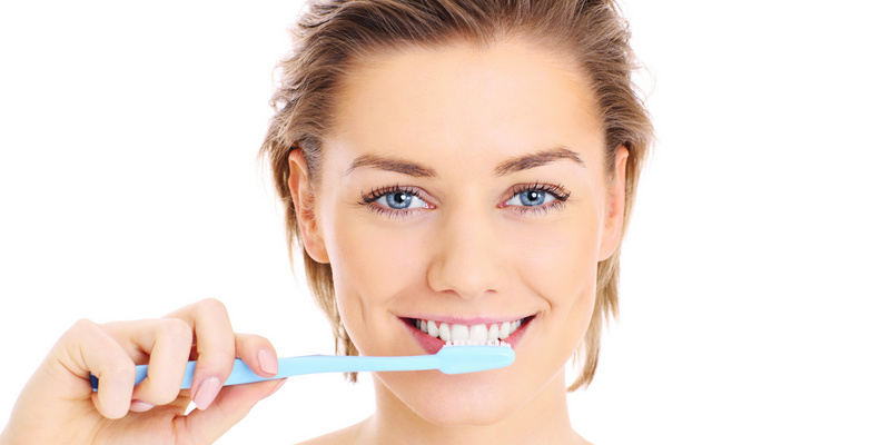 6 Negative Symptoms Experienced by People with Dental Implants Bleeding When Brushing
